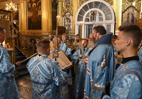 Митрополит Исидор совершил вечернее богослужение с чтением акафиста Пресвятой Богородице у Смоленской иконы Божией Матери Одигитрии