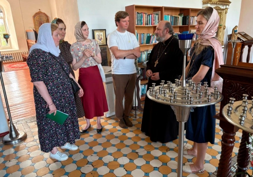 Священник провел экскурсию для делегации из Свято-Филаретовского института