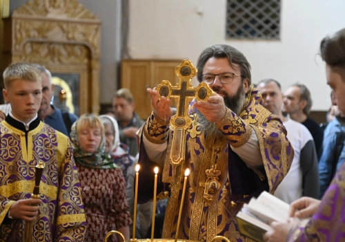 В праздник Происхождения Честных Древ Животворящего Креста Господня митрополит Исидор совершил Божественную литургию в Успенском кафедральном соборе