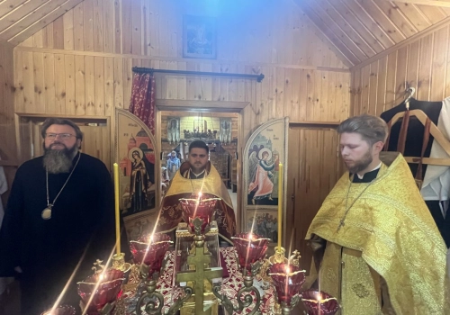 Всенощное бдение в храме в честь святого великомученика Пантелеимона в д. Рай