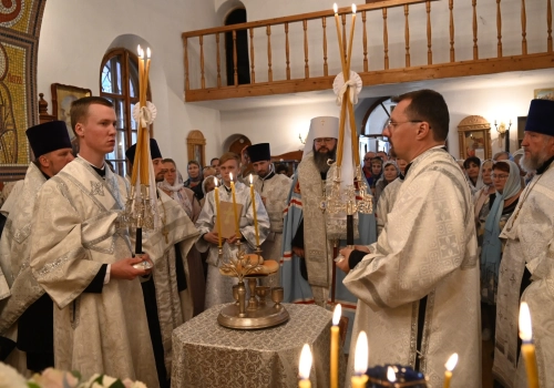 Митрополит Исидор совершил всенощное бдение в храме Преображения Господня поселка Красный