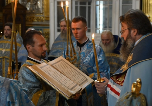 Митрополит Исидор возглавил чтение акафиста перед Смоленской иконой Божией Матери Одигитрией