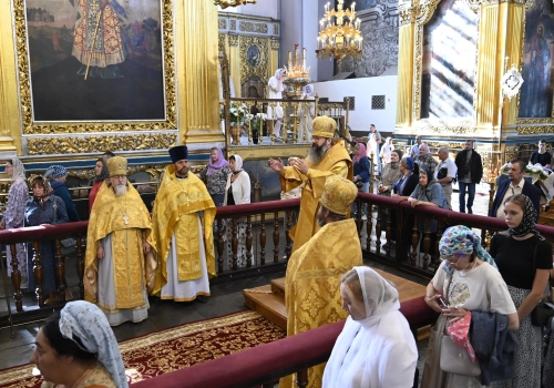 Божественная литургия в Успенском кафедральном соборе в Неделю 12-ю по Пятидесятнице