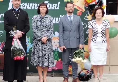 Клирик Вяземской епархии принял участие в торжественной линейке посвященной Дню знаний