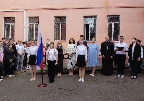 Благочинный Вяземского округа принял участие в торжественной линейке, посвящённой Дню знаний