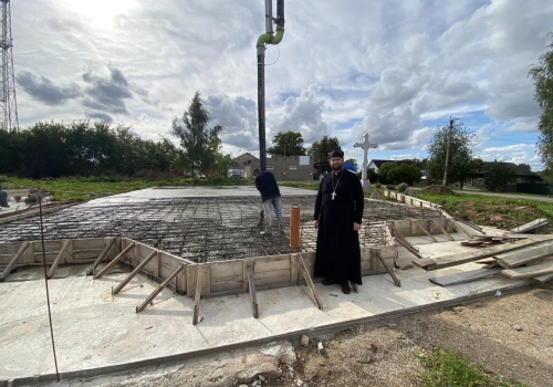 Завершилось возведение фундамента каменного храма на месте разрушенного в годы войны собора св. Космы и Дамиана Ассийских