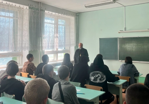 Настоятель Введенской церкви провел встречу со студентами Вяземской академии технологий и транспорта