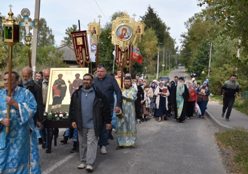В городе Сычевка состоялся торжественный крестный ход к строящемуся храму в честь святых бессребреников Космы и Дамиана