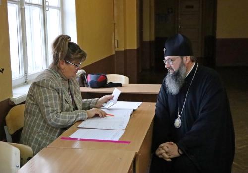 Митрополит Исидор проголосовал на выборах депутатов Смоленского городского Совета