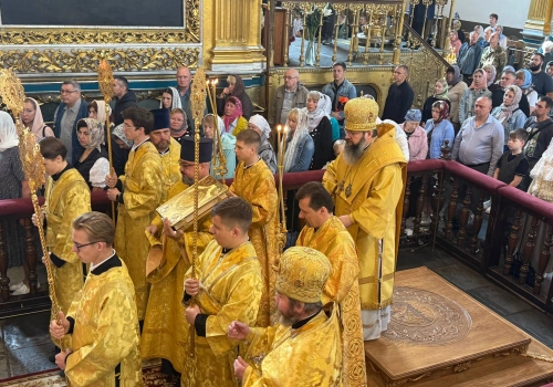 Божественная литургия в Успенском кафедральном соборе в Неделю 14-ю по Пятидесятнице