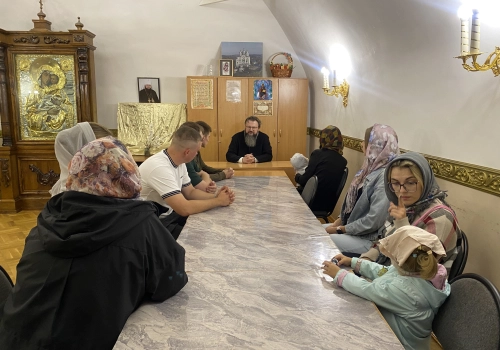 Митрополит Исидор встретился с желающими принять Таинство Крещения