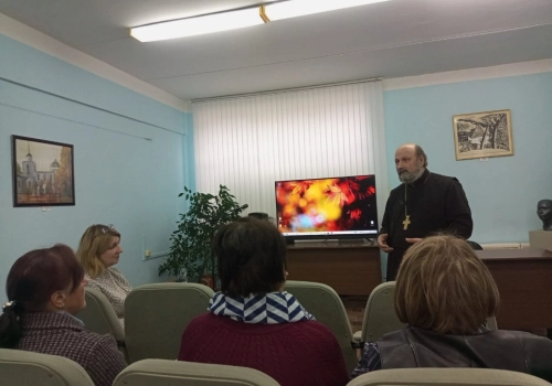 Священник встретился с сотрудниками Вяземской Центральной районной библиотеки