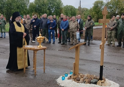 Освящение креста на месте будущего строительства часовни в честь св. благоверного великого князя Александра Невского в память о погибших добровольцев отряда «Барс — 9