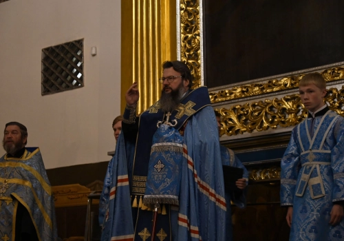 Митрополит Исидор совершил вечернее богослужение с чтением акафиста Пресвятой Богородице перед чудотворным образом Смоленской иконы