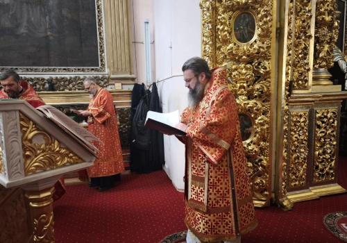 В день свв. мчц. Веры, Надежды, Любови и матери их Софии митрополит Исидор совершил Божественную литургию в Успенском кафедральном соборе