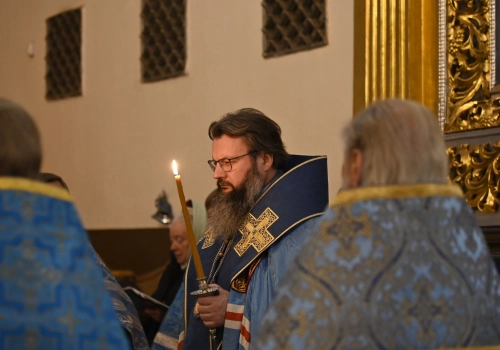 Глава митрополии совершил вечернее богослужение с чтением акафиста Пресвятой Богородице перед Смоленской иконой Божией Матери