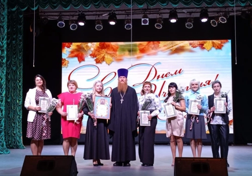 Благочинный Сафоновского округа поздравил учителей с профессиональным праздником