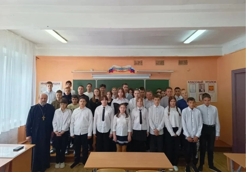 Священник встретился с учениками девятых классов СОШ №8 г. Вязьмы