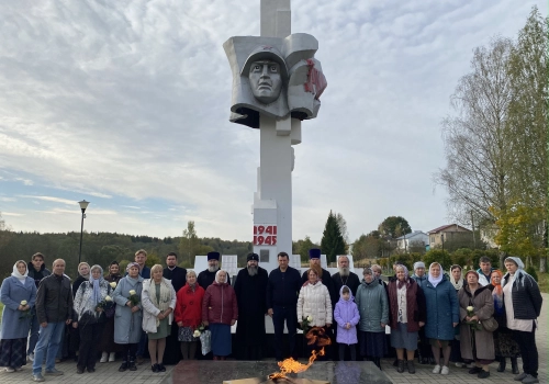 Возложение цветов к мемориалам в д. Рыбки