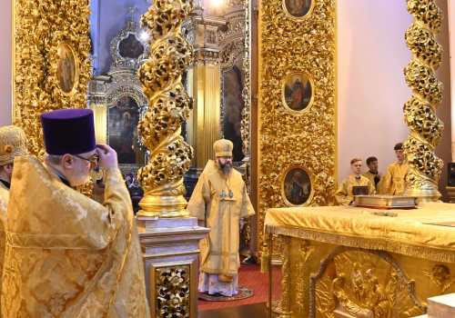 Архипастырь совершил богослужение в Неделю 17-ю по Пятидесятнице в Успенском соборе (2025)