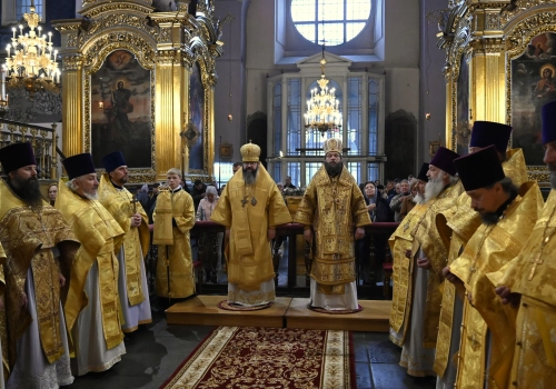 Божественную литургию в Успенском соборе возглавили митрополит Смоленский и Дорогобужский Исидор и епископ Щигровский и Мантуровский Феогност