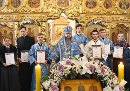 Митрополит Исидор возглавил Божественную литургию в Покровском храме Смоленской семинарии