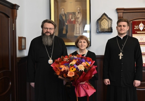 Митрополит Исидор поздравил с днем рождения главного бухгалтера Смоленской епархии