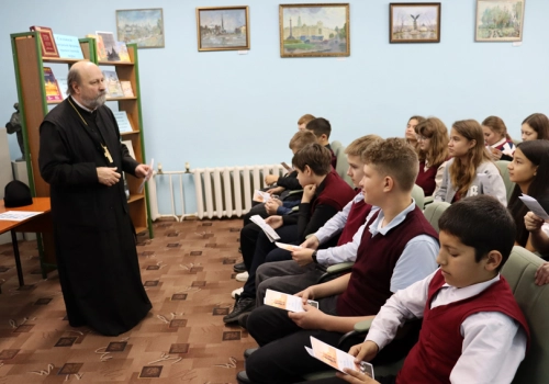 Священник провел тематическую беседу в Вяземской Центральной библиотеке