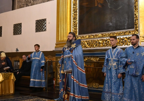 Архипастырь возглавил чтение акафиста Пресвятой Богородице перед Смоленской иконой Божией Матери Одигитрией