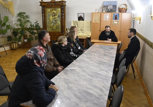 Митрополит Исидор встретился с желающими принять Таинство Крещения и с готовящимися стать крестными родителями