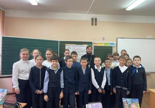 В преддверии Дня народного единства священник встретился с учащимися школы № 4 г. Гагарин