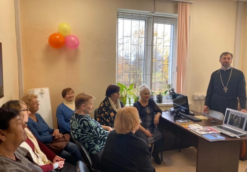 Встреча со священником в Центре общения старшего поколения с. Угра