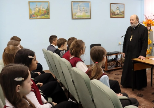 В городской библиотеке г. Вязьмы состоялась тематическая встреча со священником