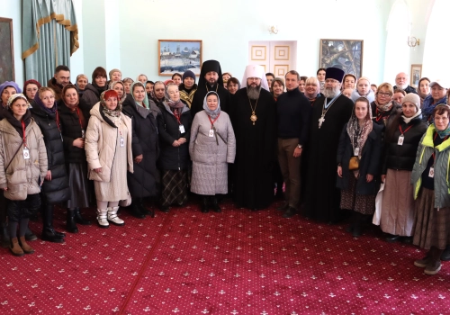 В Смоленском епархиальном управлении состоялась встреча митрополита Исидора с паломниками из Москвы