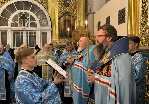 Митрополит Смоленский и Дорогобужский Исидор и митрополит Ставропольский и Невинномысский Кирилл совершили вечернее богослужение с чтением акафиста Пресвятой Богородице у Смоленской иконы