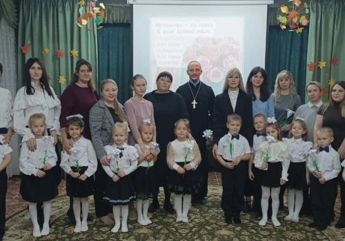 В преддверии Дня матери клирик храма Преображения Господня принял участие в праздничном мероприятии