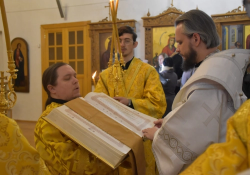 Епископ Вяземский и Гагаринский Алексий совершил Всенощное бдение в Свято-Троицком кафедральном соборе