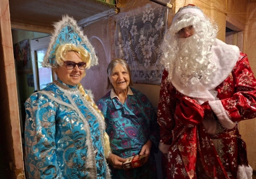 Волонтёры епархиального гуманитарного Центра поздравили своих подопечных с Рождеством Христовым