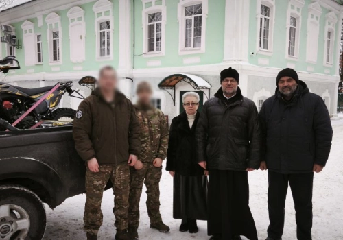 В Рождественский сочельник бойцам были доставлены Рождественские подарки, собранные для них на приходах Вяземской епархии