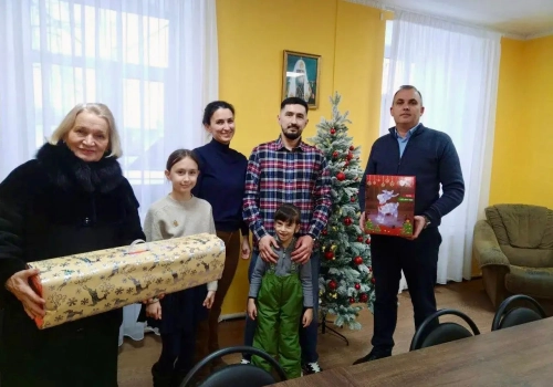 Депутаты Вяземского окружного совета приняли участие в благотворительной акции Вяземского благочиния «Ёлка желаний»