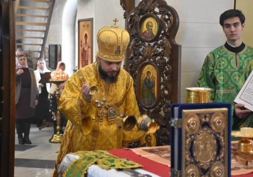 Епископ Вяземский и Гагаринский Алексий совершил Божественную литургию в храме в честь иконы Божией Матери «Достойно есть» в п. Горный