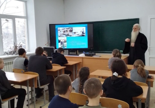 В преддверии Богоявления благочинный Сычёвского церковного округа посетил школы района