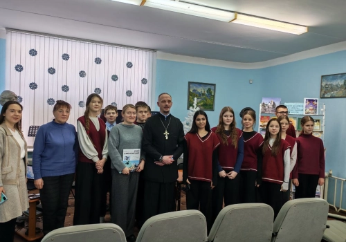 Священник встретился с учащимися 8-го класса МБОУ «СОШ №4» в библиотеке г. Вязьмы
