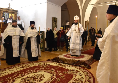 Епископ Алексий совершил Всенощное бдение в Вяземском соборе в канун Крещения Господня