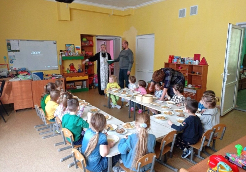 Священник посетил детский сад «Радость моя» в праздник Крещения Господня