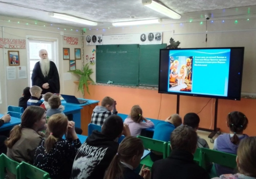 Благочинный Сычёвского округа встретился с учащимися и педагогами Елмановской школы