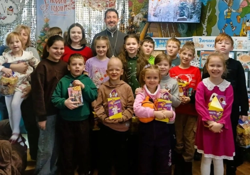 Сотрудниками гуманитарного склада «Серафимово Подворье» г. Сафоново проведены праздничные мероприятия