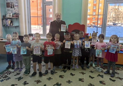 В детском саду священник провел творческое занятие