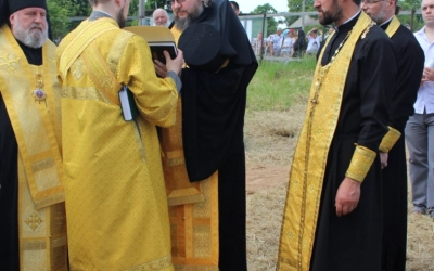Закладка капсулы и первого камня