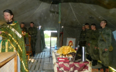 Священник побывал на воинских полевых учениях